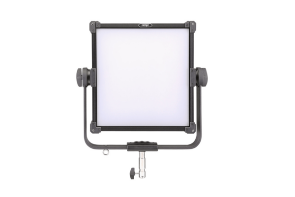 Ledgo LG-S150MC ledipaneeli on neliönmuotoinen LED-studiovalaisin, jossa on himmeä diffuusori, musta kehys ja säädettävä kiinnitysteline valkoista taustaa vasten.