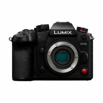 Panasonic Lumix GH6:n etukuvassa näkyy objektiivin kiinnitys, kahva, säätimet ja painikkeet valkoista taustaa vasten.