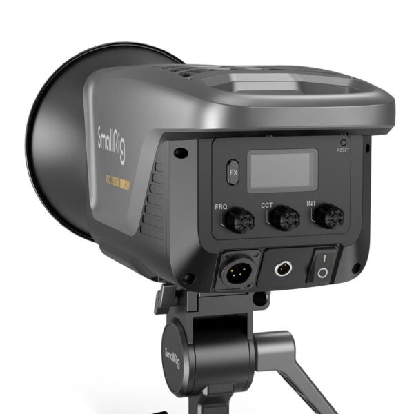 SmallRig 3966 RC 350B Cob Light, ammattikäyttöön tarkoitettu studio-LED, jossa on digitaalinen näyttö, säätönupit ja tuloliitännät, on asennettu säädettävään jalustaan ja kuvattu takaapäin.