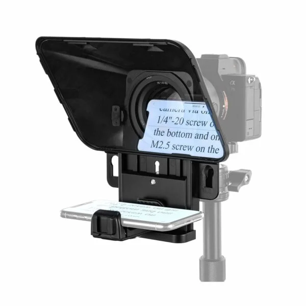 SmallRig 3374 Portable Tablet/Smartphone/DSLR Teleprompteri näyttää tekstiä älypuhelimella heijastavan näytön alla, joka on asennettu jalustalla olevan kameran eteen, ja kamera ja jalusta ovat osittain häivytettyinä taustalla.