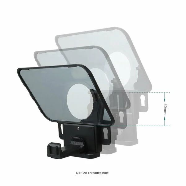 SmallRig 3374 Portable Tablet/Smartphone/DSLR Teleprompter on musta säädettävä kiinnike, jossa on läpinäkyvä suojus ja joka on esitetty kolmessa asennossa 40 mm:n pystysuuntaista säätöä varten. Alareunassa on 1/4-20 U-kierteinen reikä.