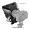 Jalustalla oleva kamera on kiinnitetty SmallRig 3374 Portable Tablet/Smartphone/DSLR Teleprompteriin, jonka päällä on merkitty kylmäkenkäkiinnike; kameran näyttö näkyy takaa.