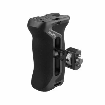 SmallRig ARRI Locating Side Handle 4016 on musta ergonominen kahva, jossa on kuvioitu kahva, kestävä metallirakenne ja kiinnitysruuvi, jolla se voidaan kiinnittää turvallisesti kamerarigiin ja lisävarusteisiin.