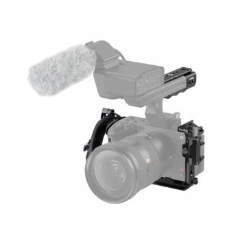 Sony FX30 on asennettu SmallRig Handheld Cage Kit 4184:ään, joka on varustettu suurella objektiivilla, yläkahvalla ja ulkoisella mikrofonilla, joka on varustettu harmaalla karvaisella tuulisuojalla.