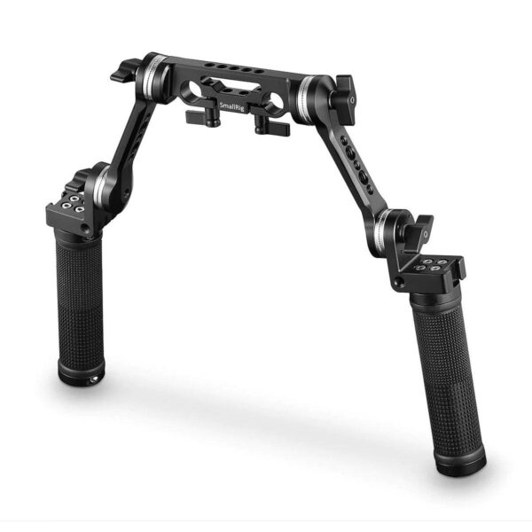 SmallRig Shoulder Rig Handle Kit 2002 on mustasta metallista valmistettu kaksoiskahvainen rig, jossa on kuvioidut kahvat, säädettävät käsivarsinivelet ja useita kiinnityspisteitä kädessä pidettävän vakautta ja lisävarusteiden helppoa kiinnittämistä varten.