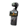 DJI Osmo Pocket 3 - Creator Combo on käsikamera, jossa on sisäänrakennettu kosketusnäyttö, painikkeet ja joystick, ja se näyttää naisen ulkona, ja taustalla on vuoria.
