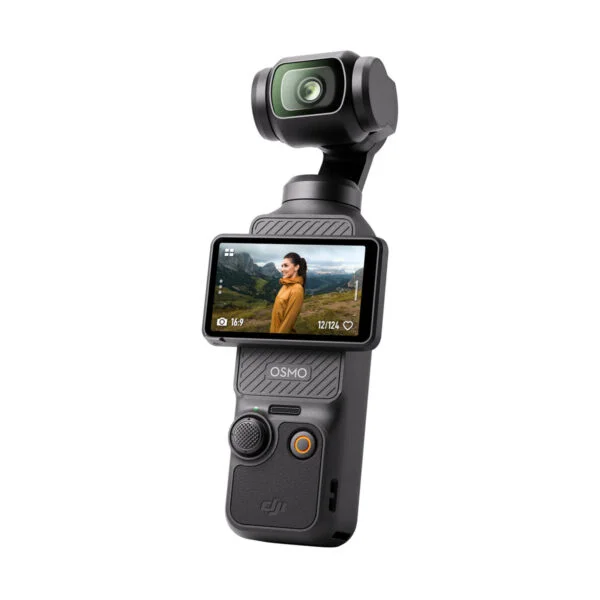 DJI Osmo Pocket 3 - Creator Combo on käsikamera, jossa on sisäänrakennettu kosketusnäyttö, painikkeet ja joystick, ja se näyttää naisen ulkona, ja taustalla on vuoria.