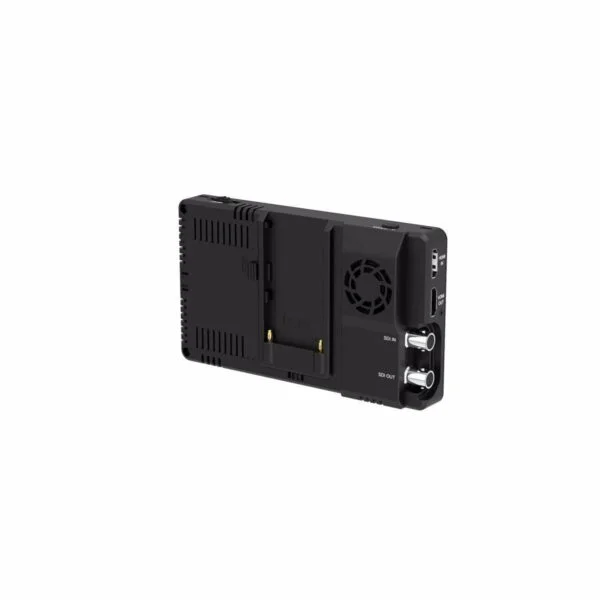 Feelworld LUT6S ulkoinen näyttö näkyy takaa ja sivulta, ja siinä on musta kotelo, jossa on tuuletusaukot, jäähdytystuuletin, akkupaikka, SDI IN- ja SDI OUT -koaksiaaliliittimet sekä USB-portit valkoista taustaa vasten.