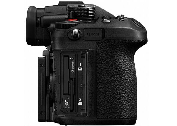 Panasonic Lumix GH6 -kameran sivukuvan lähikuvassa näkyy kaksi avointa muistikorttipaikkaa, jotka on merkitty CFexpress- ja SD-muistikorttipaikoiksi, sekä kuvioitu kahva ja useita näkyviä painikkeita.