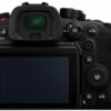 Panasonic Lumix GH6 -kameran takaosassa on LCD-näyttö, etsin, useita ohjauspainikkeita ja valitsimia sekä oikealla puolella kuvioitu kahva.