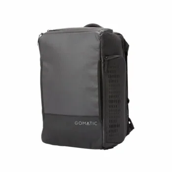 Gomatic 30L Travel Bag V2 on harmaa suorakaiteen muotoinen reppu, jossa on etutasku, tuuletusreiät sivuilla ja GOMATIC-logo alaosassa. Sen tyylikkäässä modernissa muotoilussa on käytetty tukevaa kangasta, joka takaa matkan kestävyyden.