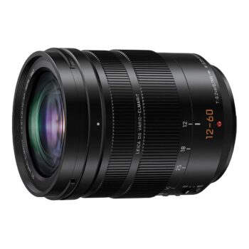 Musta Panasonic Leica DG Vario-Elmarit 12-60mm f/2.8-4 ASPH POWER O.I.S. -objektiivi on kuvattu niin, että lasin etupuoli, zoomaus- ja tarkennusrenkaat sekä polttovälimerkinnät ja tuotemerkit tulevat esiin.