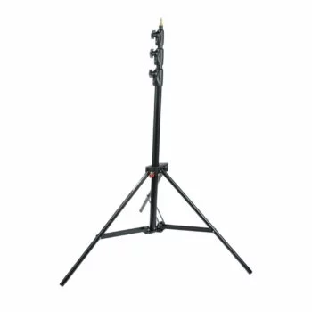 Manfrotto Light Stand 1004BAC valojalusta on musta, säädettävä kolmella kokoontaitettavalla jalustalla varustettu kolmijalkainen kolmijalkainen jalusta, joka on suunniteltu valaisulaitteiden pitämiseen valokuvauksessa tai videotuotannossa. Kuvattu pystyasennossa valkoista taustaa vasten.