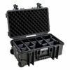 B+W Outdoor Case Type 6600, musta on musta kovakuorinen kotelo, jossa on avoin kansi, vaahtomuovipehmuste sisäpuolella, useita säädettäviä pehmustettuja lokeroita pohjassa, kaksi pyörää ja tukevat salvat.