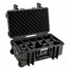 B+W Outdoor Case Type 6600, musta on musta kovakuorinen kotelo, jossa on avoin kansi, vaahtomuovipehmuste sisäpuolella, useita säädettäviä pehmustettuja lokeroita pohjassa, kaksi pyörää ja tukevat salvat.