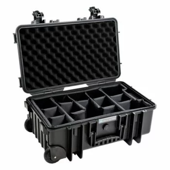 B+W Outdoor Case Type 6600, musta on musta kovakuorinen kotelo, jossa on avoin kansi, vaahtomuovipehmuste sisäpuolella, useita säädettäviä pehmustettuja lokeroita pohjassa, kaksi pyörää ja tukevat salvat.
