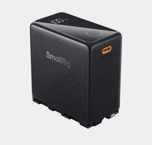 SmallRig 4469 akku NP-F970, usb-c ladattava näytetään pystyasennossa, ja siinä on kuvioitu musta pinta, digitaalinen näyttö ja oranssi USB-C-portti vaaleanharmaalla pohjalla.