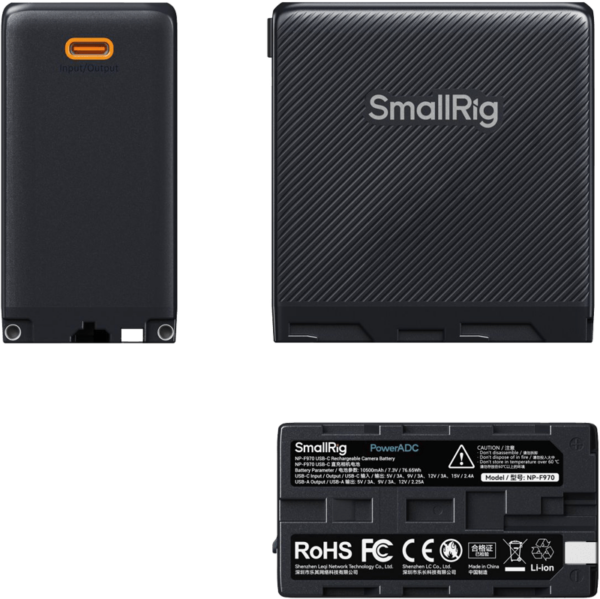 Kolme näkymää SmallRig 4469 akku NP-F970, usb-c ladattava: etuosa, jossa on oranssi portti, kuvioitu sivu, jossa on SmallRig-brändi, ja pohja, jossa on tekniset tiedot ja sertifiointisymbolit.