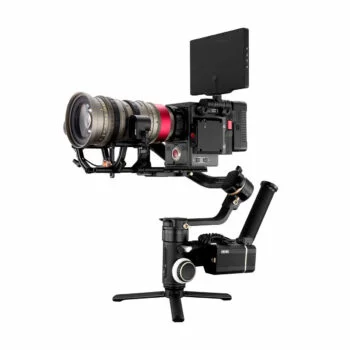 Zhiyun Crane 3S, käsikäyttöinen moottoroitu kardaanivakaaja, jossa on pieni jalusta ja kiinnitetty näyttö, tukee ammattikäyttöön tarkoitettua videokameraa, jossa on suuri objektiivi.