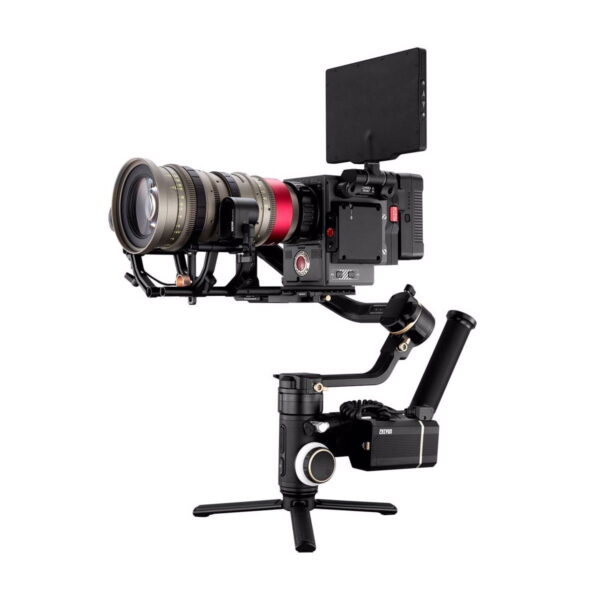 Zhiyun Crane 3S, käsikäyttöinen moottoroitu kardaanivakaaja, jossa on pieni jalusta ja kiinnitetty näyttö, tukee ammattikäyttöön tarkoitettua videokameraa, jossa on suuri objektiivi.