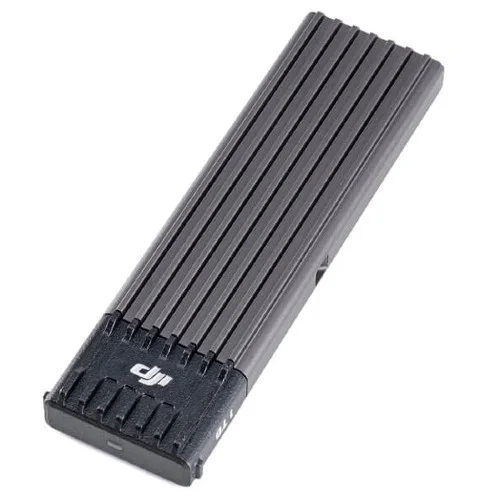 DJI RONIN 4D 8K COMBO:n (RAW-lisenssin, laajennuslevyn, lähettimen, kirkkaan kaukomonitorin ja E-mount-sovittimen kanssa) mustassa, suorakaiteen muotoisessa SSD-levyssä on kylkipintainen rakenne ja DJI-logo toisessa päässä valkoisella pohjalla.