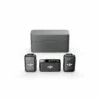 DJI Mic 2 Dual Kit näkyy mustassa latauskotelossaan kahden kompaktin lähettimen ja yhden vastaanottimen takana, kaikki siististi järjestettynä valkoisella taustalla.
