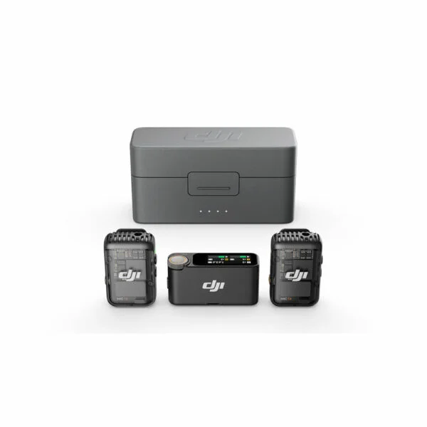 DJI Mic 2 Dual Kit näkyy mustassa latauskotelossaan kahden kompaktin lähettimen ja yhden vastaanottimen takana, kaikki siististi järjestettynä valkoisella taustalla.
