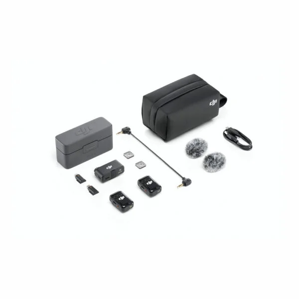 DJI Mic 2 Dual Kit näkyy valkoisella pohjalla, jossa on kaksi lähetintä, yksi vastaanotin, lataus-/säilytyslaukku, kaksi karvaista tuulisuojaa, sovittimet, USB-kaapeli ja kaksi microSD-korttia.