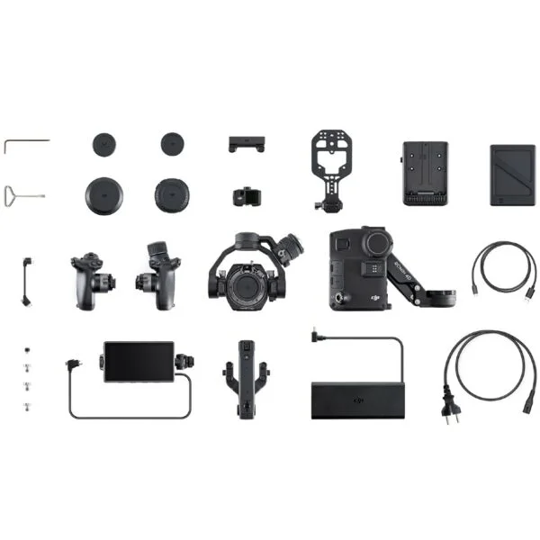 DJI RONIN 4D 8K COMBO, jossa on RAW-lisenssi, laajennuslevy, lähetin, erittäin kirkas kaukomonitori, E-mount-sovitin, SSD-levy ja lisävarusteet siististi järjestettynä valkoiselle taustalle.