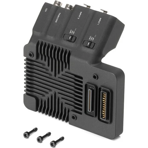 Kuvassa DJI RONIN 4D 8K COMBO RAW-lisenssillä, laajennuslevyllä, lähettimellä, High-Bright Remote Monitorilla, E-mount-sovittimella, SSD-levyllä ja kolmella mustalla ruuvilla. Mustassa suorakulmaisessa yksikössä on harjalliset jäähdytysripat ja useita portteja ja liittimiä.