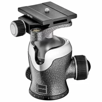 Lähikuva Gitzo Kuulapää (GH3382QD) -kuulapään kolmijalkaliitännästä, jossa näkyvät säätönupit, vesivaa'an, yläpuolella olevan pikavapautuslevyn, täplikkään metallisen viimeistelyn ja kulmikkaan muotoilun ominaisuudet.