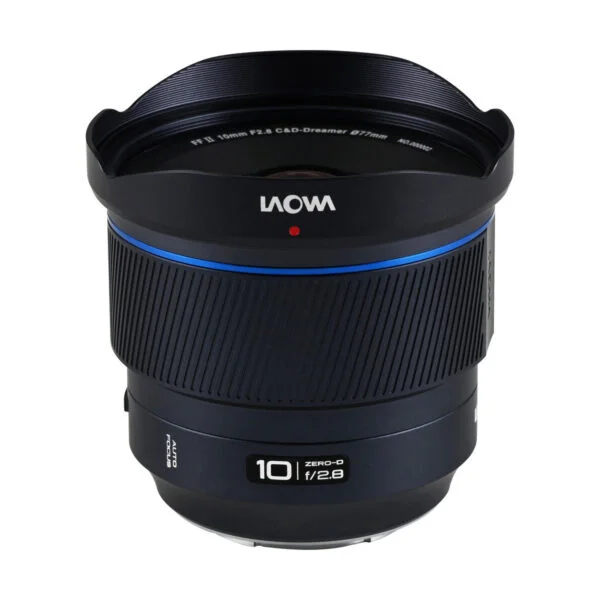 Laowa Nikon Z AF 10mm f/2.8 Zero-D FF -objektiivissa on leveä kuvioitu tarkennusrengas, sininen korostus ja valkoinen teksti mattamustassa rungossa valkoista taustaa vasten.