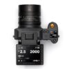Hasselblad X2DII 100C:n ylhäältä katsottuna 55 mm:n XCD-objektiivilla, jossa on suuri yläosan näyttö kameran asetuksia varten ja kallistettava takakosketusnäyttö, joka näyttää kuvaustiedot.