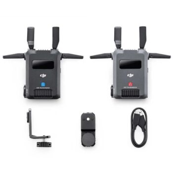 DJI SDR Transmission Combo on esitetty kahdella langattomalla yksiköllä, joihin on merkitty TX ja RX, antennit kiinnitettyinä. Alla on asennusteline, valintamoduuli ja USB-kaapeli, kaikki siististi aseteltu valkoiselle taustalle.