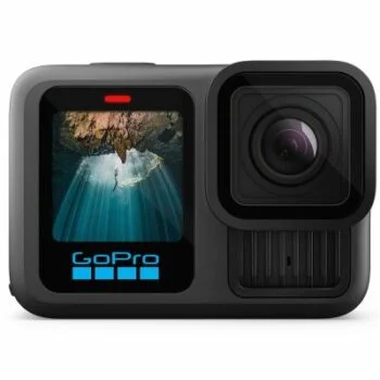 GoPro HERO13 Black -toimintakamerassa on etunäyttö, jossa näkyy vedenalainen sukelluskohtaus, ja siinä on suuri objektiivi oikealla puolella.