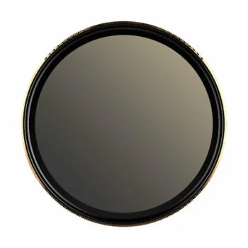 PolarPro Peter McKinnon 67mm Variable ND Mist Edition II, 2-5 pysäytys, sisältää tumman gradienttisävyisen lasin, jossa on ohut, harjattu metallikehys, ja se näkyy valkoista taustaa vasten.