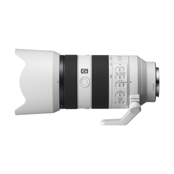 Sony FE 70-200 f/4 G OSS II on valkoinen teleobjektiivi, jossa on vastavalosuoja, jalustapanta ja useita sivusäätökytkimiä valkoista taustaa vasten.
