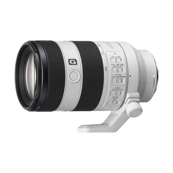 Sony FE 70-200 f/4 G OSS II, valko-musta telezoom-objektiivi, jossa on jalustakiinnityskaulus, säätökytkimet ja zoomausrengas, on kuvattu valkoisella taustalla.