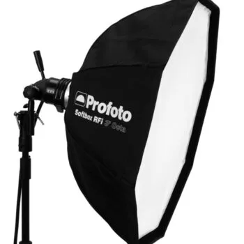 Profoto Softbox RFI 3´octa (90cm), musta, on asennettu studiovalotelineeseen, ja sen kahdeksankulmainen valkoinen diffuusori on suunnattu eteenpäin.