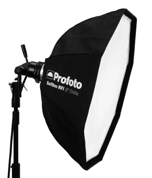 Profoto Softbox RFI 3´octa (90cm), musta, on asennettu studiovalotelineeseen, ja sen kahdeksankulmainen valkoinen diffuusori on suunnattu eteenpäin.