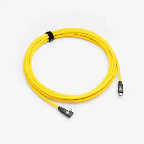 Tether kaapeli 5m, usb-c on keltainen USB-C-latauskaapeli, jossa on mustat liittimet ja musta tarranauha.