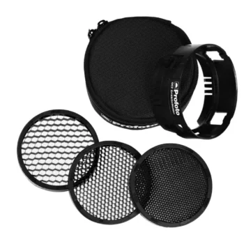 Profoto OCF Grid Kit sisältää mustan vetoketjullisen kantokotelon, kiinnitysrenkaan ja kolme pyöreää, eri tiheydellä olevaa hunajakennoverkkoa, jotka on esitetty valkoisella pohjalla.