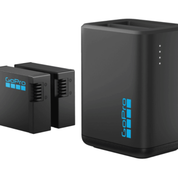 Kuvassa näkyy 2 Enduro-akkua HERO13 Black ja laturi setti, jossa on pystyssä laturi merkkivaloilla ja kaksi suorakaiteen muotoista akkua, jotka on merkitty sinisillä GoPro-logoilla.