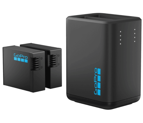 Kuvassa näkyy 2 Enduro-akkua HERO13 Black ja laturi setti, jossa on pystyssä laturi merkkivaloilla ja kaksi suorakaiteen muotoista akkua, jotka on merkitty sinisillä GoPro-logoilla.