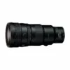 Musta Nikon Nikkor Z 400mm f/4.5 VR S -teleobjektiivi, jossa on suuri etuelementti ja zoomaus-/tarkennusrenkaat, kuvattuna valkoista taustaa vasten.