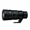 Nikon Nikkor Z 400mm f/4.5 VR S -teleobjektiivi, joka on musta ja jossa on jalustapanta, ohjauskytkimet ja suuri etuelementti, näkyy valkoisella pohjalla.