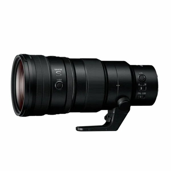 Nikon Nikkor Z 400mm f/4.5 VR S -teleobjektiivi, joka on musta ja jossa on jalustapanta, ohjauskytkimet ja suuri etuelementti, näkyy valkoisella pohjalla.
