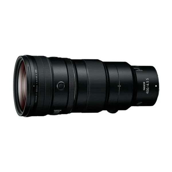 Musta Nikon Nikkor Z 400mm f/4.5 VR S -teleobjektiivi, jossa on suuri etuelementti ja zoomaus-/tarkennusrenkaat, kuvattuna valkoista taustaa vasten.