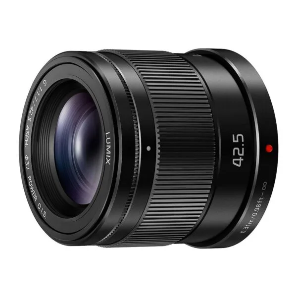 Panasonic LUMIX G 42.5mm f/1.7 ASPH. POWER O.I.S. -objektiivi mustana, jossa on uurrettu tarkennusrengas ja näkyvä etummainen lasielementti, näkyy valkoisella pohjalla.