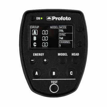 Profoto Air Remote TTL on musta langaton kaukosäädin, jossa on LCD-näyttö, jossa näkyvät ryhmä-, malli- ja tila-asetukset, sekä painikkeet, joissa on merkinnät A, B, C, Energy, Model, Head ja Test.